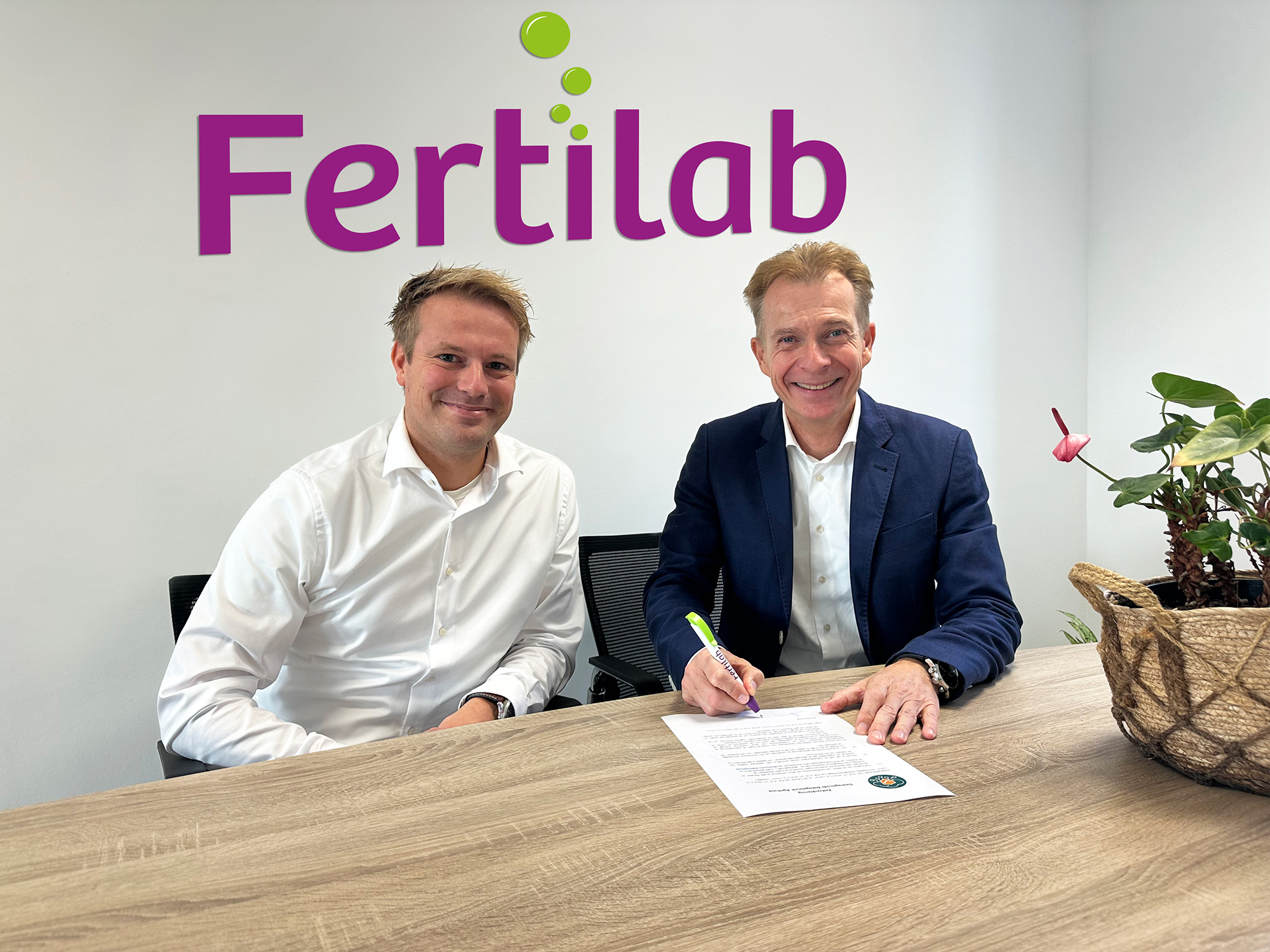 Commercieel manager Ruud Doornbos (L) en directeur Robert Veldhuis (R) tekenen als eerste Nederlands laboratorium de Gedragscode Datagebruik Agrifood